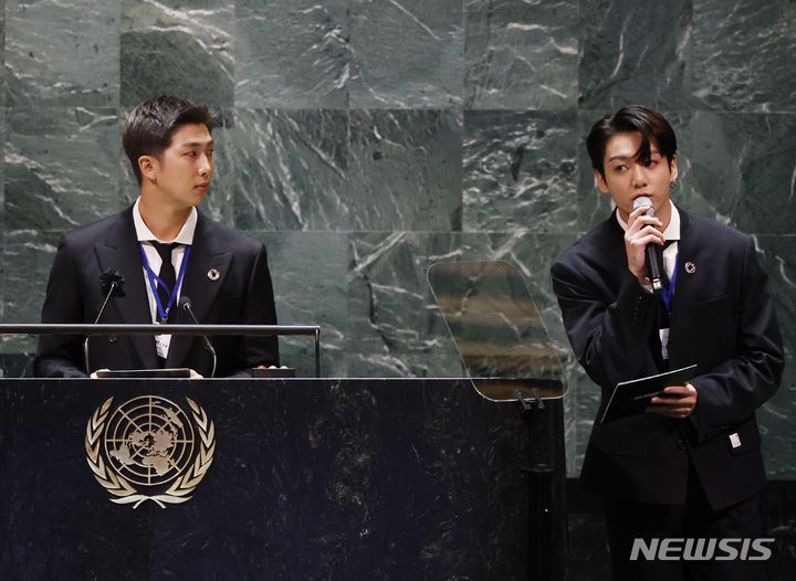 [뉴욕=AP/뉴시스]  그룹 BTS(방탄소년단)의 정국이 20일(현지시간) 미국 뉴욕 유엔본부 총회장에서 열린 제2차 SDG Moment(지속가능발전목표 고위급회의) 개회식에서 발언하고 있다.  2021.09.21.