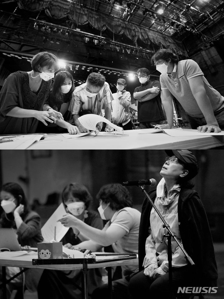 [서울=뉴시스]지난 19일 방송된 KBS 2021 한가위 대기획 '피어나라 대한민국 심수봉' 제작진 스틸. (사진=사진가 양종훈 제공) 2021.09.24. photo@newsis.com