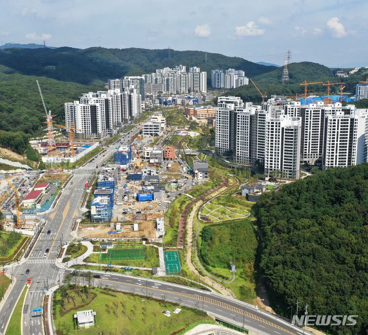 [성남=뉴시스] 김종택기자 = 24일 경기도 성남시 분당구 대장동 개발사업 현장에서 건설 작업이 한창 진행되고 있다. 자산관리업체 화천대유자산관리 등을 둘러싸고 정치권에서 특혜 논란이 거세지자 대장동 개발 의혹과 관련해 검경이 수사에 착수했다. 2021.09.24.jtk@newsis.com