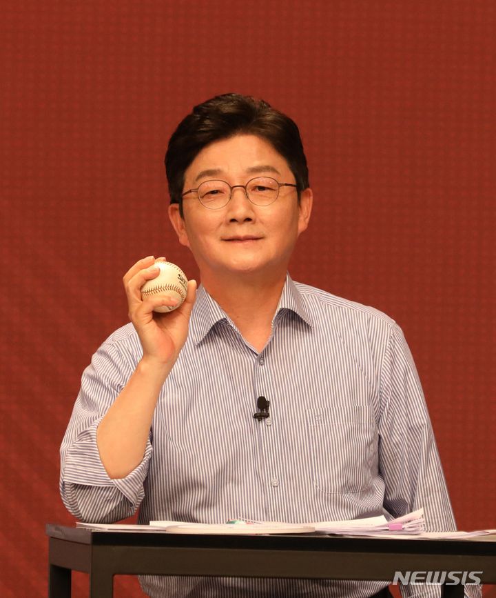 [서울=뉴시스] 국회사진기자단 = 국민의힘 유승민 대선예비후보가 26일 오후 서울 마포구 상암동 DDMC 채널A 스튜디오에서 열린 국민의힘 제20대 대통령후보 경선 3차 방송토론회에서 클로징 멘트때 사용할 소품(자신을 홍보하거나,내세울수 있거나,기억나는 것)을 들어 보이고 있다. 2021.09.26. photo@newsis.com