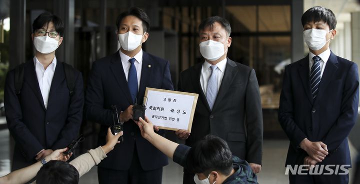 [서울=뉴시스] 정병혁 기자 = 전용기 더불어민주당 의원을 비롯한 이재명 캠프 관계자들이 27일 오전 서울 서초구 서울중앙지방검찰청에서 곽상도 국민의힘 의원에 대해 공직선거법, 정보통신망법 위반 혐의로 고발장을 제출하기 전 입장을 밝히고 있다. 2021.09.27. jhope@newsis.com