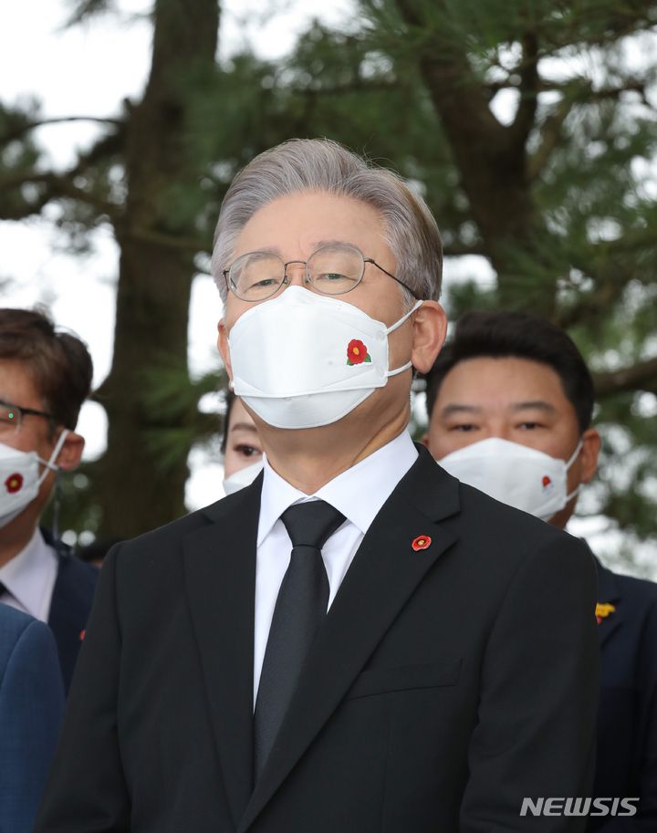 [제주=뉴시스] 우장호 기자 = 더불어민주당 대권주자인 이재명 경기도지사가 27일 오전 제주시 봉개동 제주4·3평화공원을 방문해 참배한 후 행방불명인 묘지를 둘러 보고 있다. 2021.09.27. woo1223@newsis.com