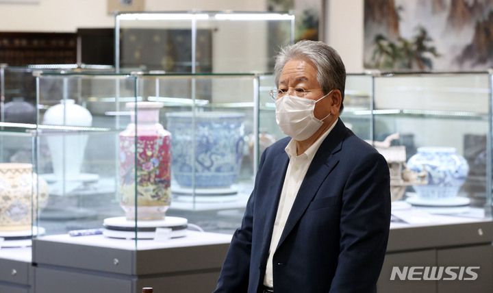 [서울=뉴시스] 고범준 기자 = 27일 오전 서울 종로구 다보성갤러리에서 열린 한중문화유산 재발견 특별전 기자간담회에서 김종춘 다보성갤러리 대표가 취재진 질문에 답변하고 있다. 이번 전시는 2021년 9월 29일부터 2022년 1월 31일까지 진행된다. 2021.09.27. bjko@newsis.com