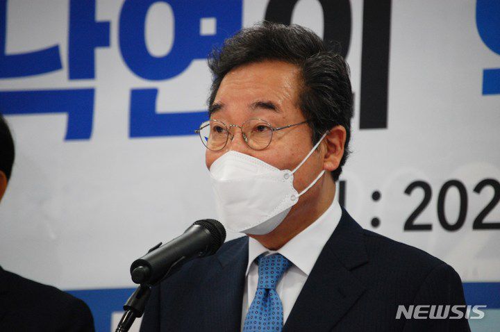 [인천=뉴시스] 김동영 기자 = 더불어민주당 대권주자인 이낙연 예비후보가 29일 오전 더불어민주당 인천시당에서 인천 발전 공약 발표 기자회견을 하고 있다. 2021.09.29. dy0121@newsis.com