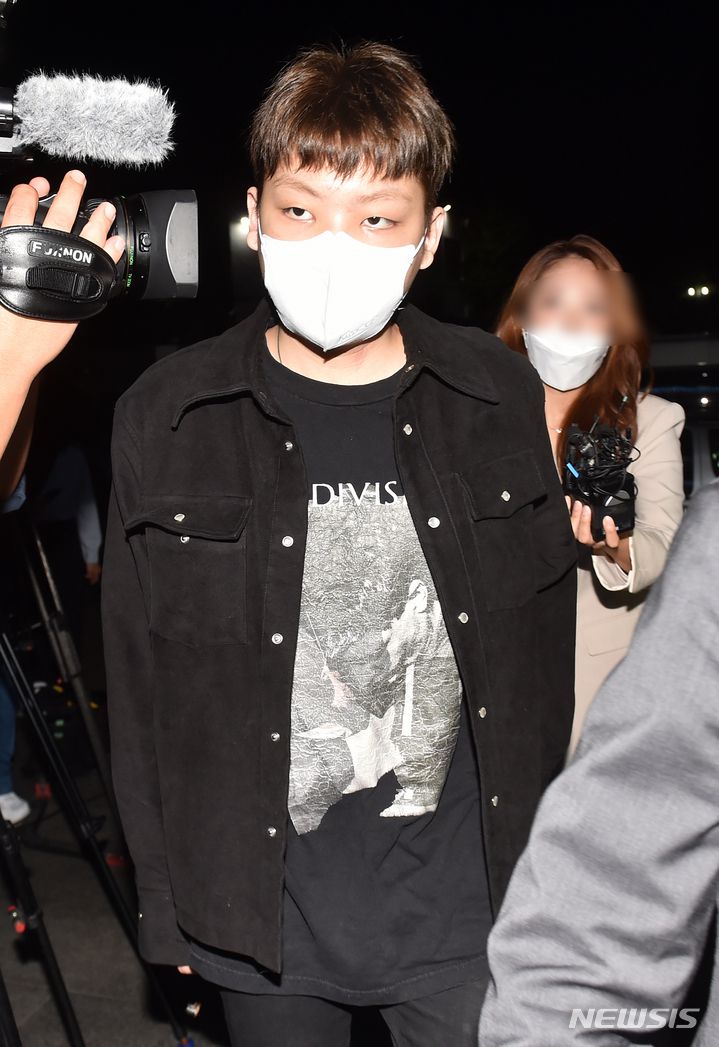 [서울=뉴시스] 배훈식 기자 = 무면허 운전과 음주 측정 거부, 경찰관 폭행 등 혐의로 입건된 장제원 국민의힘 의원의 아들 장용준(21·예명 노엘)이 30일 오후 서울 서초구 서초경찰서에 출석하고 있다. (공동취재사진) 2021.09.30. photo@newsis.com