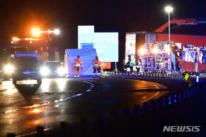 [AP/뉴시스] 라르스 빌크스가 3일(현지시간) 교통사고로 숨진 스웨덴 마르가리드마을 부근의 도로에서 경찰이 사고 현장을 수습하고 있다.