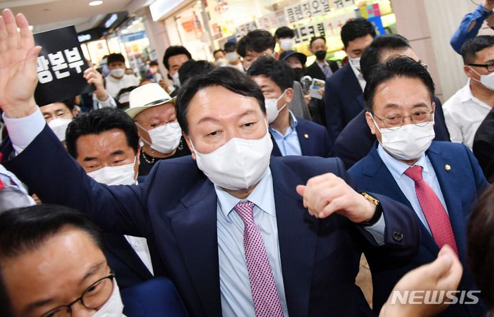 [부산=뉴시스] 하경민 기자 = 윤석열 국민의힘 대선 경선 예비후보가 4일 부산 부산진구 서면지하상가를 방문, 지지자들에게 손을 들어 인사하고 있다. 2021.10.04. yulnetphoto@newsis.com