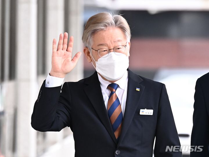 [수원=뉴시스] 김종택기자 = 더불어민주당 대선 주자인 이재명 경기지사가 5일 오전 경기도 수원시 경기도의회에서 열린 제355회 임시회 제1차 본회의에 출석하기 앞서 지지자들에게 손을 흔들고 있다. 2021.10.05.jtk@newsis.com