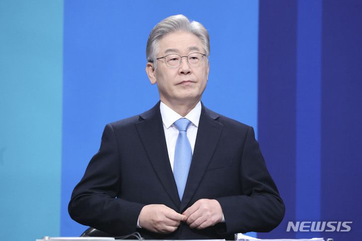 [부천=뉴시스] 최진석 기자 = 더불어민주당 대선 경선 후보인 이재명 후보가 5일 경기 부천시 OBS경인TV에서 열린 더불어민주당 제20대 대통령선거 후보자 방송토론회에 앞서 토론 준비를 하고 있다. 2021.10.05. myjs@newsis.com