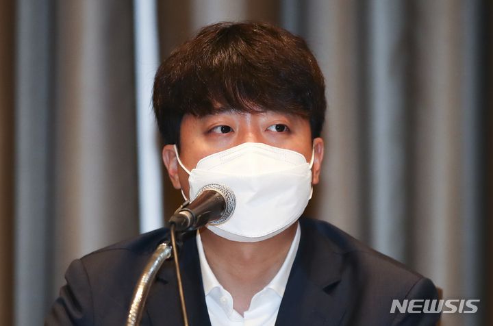 [서울=뉴시스] 정병혁 기자 = 이준석 국민의힘 당대표가 6일 오전 서울 송파구 교통회관에서 열린 국민의힘-서울 택시업계 정책간담회에서 인사말을 하고 있다. 2021.10.06. jhope@newsis.com