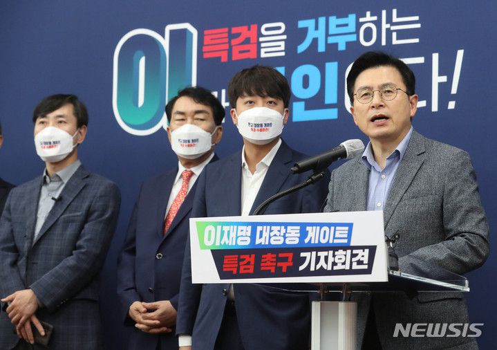 [서울=뉴시스] 최동준 기자 = 국민의힘 황교안 대선 경선 예비후보가 6일 서울 여의도 국회에서 '대장동 의혹' 특검 촉구 발언을 하고 있다. (공동취재사진) 2021.10.06. photo@newsis.com