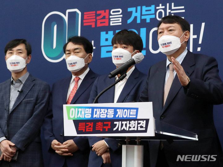 [서울=뉴시스] 최동준 기자 = 국민의힘 윤석열 대선 경선 예비후보가 6일 서울 여의도 국회에서 '대장동 의혹' 특검 촉구 발언을 하고 있다. (공동취재사진) 2021.10.06. photo@newsis.com