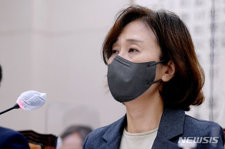 [서울=뉴시스] 최진석 기자 = 7일 오전 서울 여의도 국회에서 열린 법제사법위원회의 감사원 등에 대한 국정감사에서 증인으로 출석한 강민아 감사원장 권한대행이 박성준 더불어민주당 의원의 '최재형 전 감사원장의 대선 출마' 관련 질의에 답하고 있다. (공동취재사진) 2021.10.07. photo@newsis.com