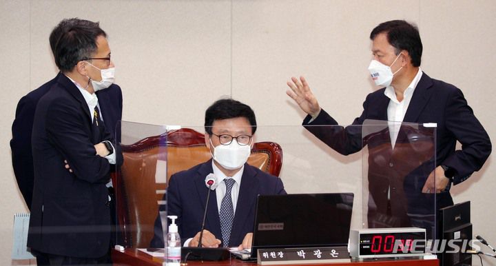 [서울=뉴시스] 최동준 기자 = 7일 서울 여의도 국회에서 열린 법제사법위원회의 감사원에 대한 국정감사에서 박광온 위원장, 박주민 여당 간사, 윤한홍 야당 간사가 자료 공개 요구 관련 대화하고 있다. (공동취재사진) 2021.10.07. photo@newsis.com