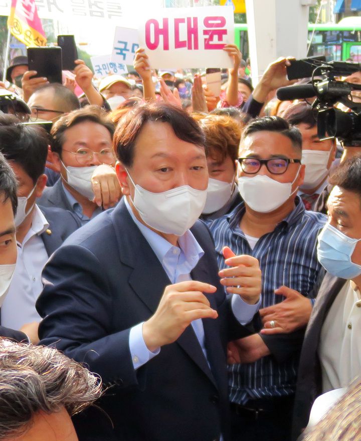[인천=뉴시스] 김동영 기자 = 윤석열 국민의힘 대선 예비후보가 7일 인천 부평 ‘부평문화의 거리’를 방문해 이동하고 있다. 2021.10.07. dy0121@newsis.com