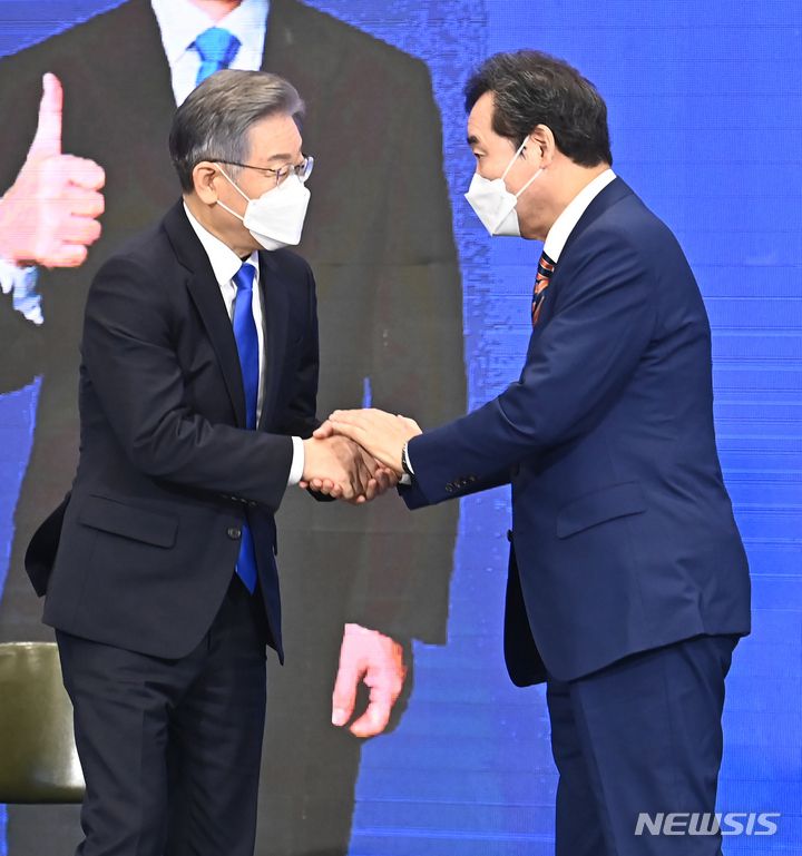 [수원=뉴시스] 김종택기자 = 더불어민주당 이낙연, 이재명 대선 경선 후보가 9일 오후 경기도 수원시 영통구 수원컨벤션센터에서 열린 경기합동연설회에서 경선 결과 발표 후 악수하고 있다. 2021.10.09.jtk@newsis.com