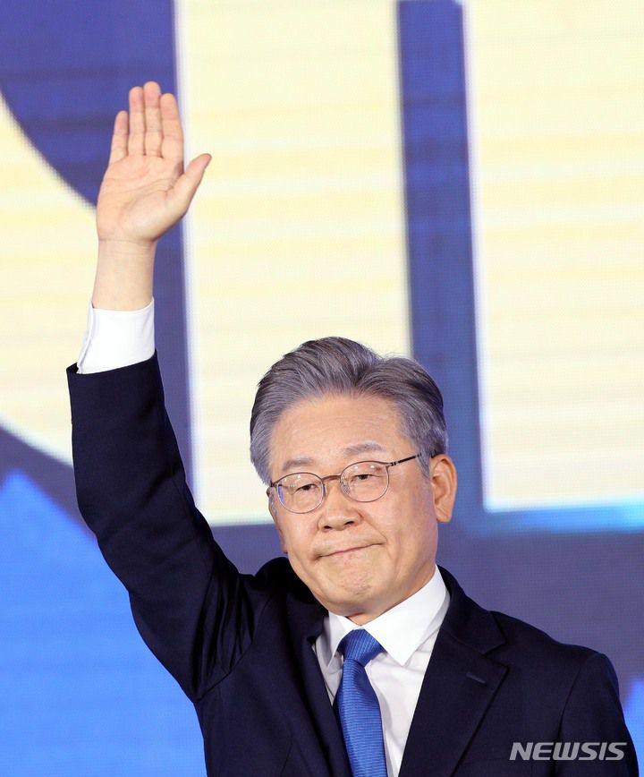 [서울=뉴시스] 국회사진기자단 = 더불어민주당 제20대 대통령 후보에 선출된 이재명 후보가 10일 서울 송파구 올림픽공원 핸드볼경기장에서 열린 서울 합동연설회에서 손들어 인사하고 있다. 2021.10.10. photo@newsis.com