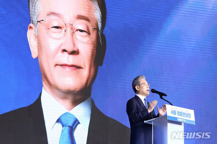 [서울=뉴시스] 국회사진기자단 = 더불어민주당 제20대 대통령 후보에 선출된 이재명 후보가 10일 서울 송파구 올림픽공원 핸드볼경기장에서 열린 서울 합동연설회에서 수락 연설을 하고 있다. 2021.10.10. photo@newsis.com