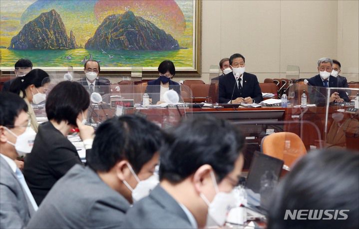 [서울=뉴시스] 전신 기자 = 12일 오전 서울 여의도 국회에서 국회 정무위원회 국민권익위원회, 국가보훈처 등에 대한 2021년도 국정감사가 진행되고 있다. (공동취재사진) 2021.10.12. photo@newsis.com