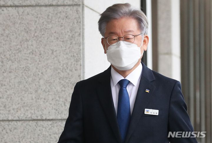 [수원=뉴시스] 김종택기자 = 더불어민주당 제20대 대통령후보로 선출된 이재명 경기도지사가 12일 오전 경기도 수원시 경기도의회에서 열린 제355회 임시회 제2차 본회의에 출석하고 있다. 2021.10.12.  photo@newsis.com