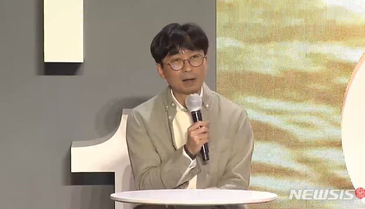 [서울=뉴시스]장항준 감독이 13일 열린 제26회 부산국제영화제 오픈토크에서 말하고 있다. (사진=부산국제영화제 유튜브 영상 캡처) 2021.10.13. photo@newsis.com