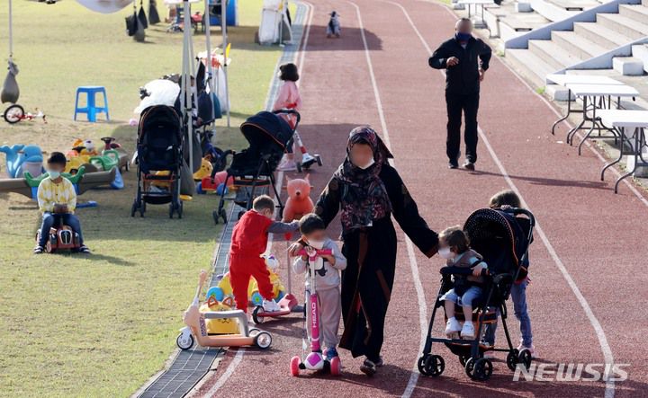 [진천=뉴시스] 사진공동취재단 = 지난 13일 오전 충북 진천군 국가공무원 인재개발원 운동장에서 아프가니스탄 특별기여자들이 야외 활동을 하고 있다. 2021.10.13. photo@newsis.com