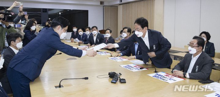 [수원=뉴시스] 전신 기자 = 국민의힘 김도읍 정책위의장 등 국회 정무·행안·국토교통위원회 소속 의원들이 13일 오전 2021년 국정감사에서 경기도와 성남시의 자료제출 비협조에 대한 항의로 경기도 수원 팔달구 경기도청을 방문해 오병권 행정1부지사에게 항의 서한을 전달하고 있다. (공동취재사진) 2021.10.13. photo@newsis.com