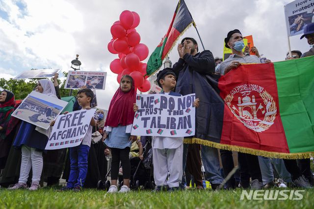 [런던=AP/뉴시스] 지난 8월 18일(현지시간) 런던 의회 광장에서 아프가니스탄 난민들이 시위를 벌이고 있다. 영국 정부는 5년 간 여성과 어린이 등 아프간 난민 최대 2만 명을 수용할 계획이라고 밝혔다. 2021.10.14.  *재판매 및 DB 금지