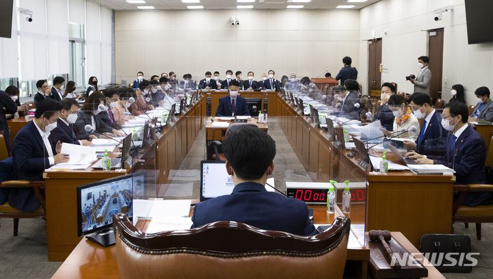 [서울=뉴시스] 최진석 기자 = 14일 국회에서 보건복지위원회의 한국보건산업진흥원, 한국건강증진개발원, 대한적십자사, 국립중앙의료원 등에 대한 국정감사가 열리고 있다. (공동취재사진) 2021.10.14. photo@newsis.com