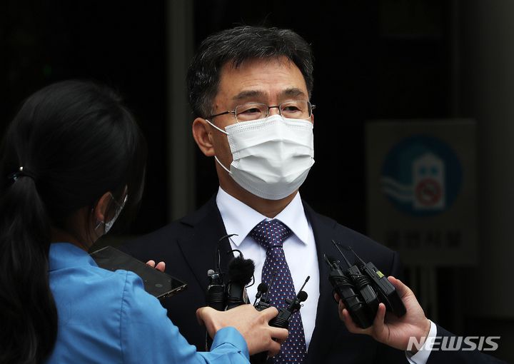 [서울=뉴시스] 백동현 기자 = 대장동 개발사업 특혜 의혹의 핵심 인물이자 화천대유 대주주 김만배 씨가 14일 오후 서울 서초구 서울중앙지방법원에서 열린 구속 전 피의자심문(영장실질심사)를 마치고 나오며 취재진의 질문에 답변하고 있다. 2021.10.14. livertrent@newsis.com