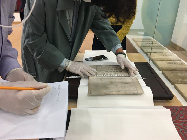 [대전=뉴시스]문화재청 문화재 전문위원 등이 대전 성암미술관이 공개한 월정사판 월인석보(月印釋譜)에 대해 조사를 하고 있다.  *재판매 및 DB 금지