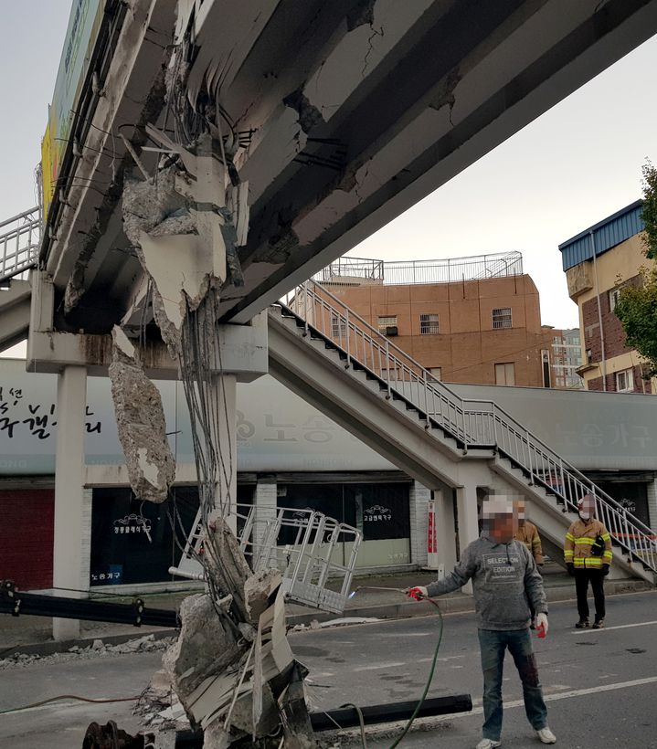 [광주=뉴시스] 변재훈 기자 = 18일 오전 4시30분께 광주 북구 북동 모 초등학교 앞 육교에 건설 중장비인 집게차가 충돌했다. 이 사고로 약 4.3m 높이 교량 하부 콘크리트 구조물이 파손돼 도로로 추락하고 일부 균열이 발생, 행정당국이 응급 복구에 나섰다. (사진=독자 제공) 2021.10.18. photo@newsis.com *재판매 및 DB 금지