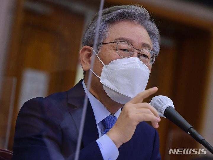 [수원=뉴시스] 국회사진기자단 = 더불어민주당 대선 후보인 이재명 경기지사가 18일 경기도청에서 열린 국회 행정안전위원회의 경기도에 대한 국정감사에서 의원 질의에 답변하고 있다. (공동취재사진) 2021.10.18. photo@newsis.com