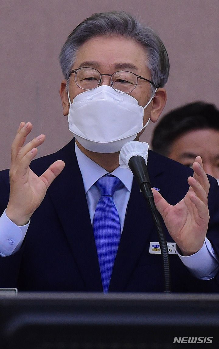 [수원=뉴시스] 국회사진기자단 = 더불어민주당 대선 후보인 이재명 경기지사가 18일 경기도청에서 열린 국회 행정안전위원회의 경기도에 대한 국정감사에서 의원 질의에 답변하고 있다. (공동취재사진) 2021.10.18. photo@newsis.com
