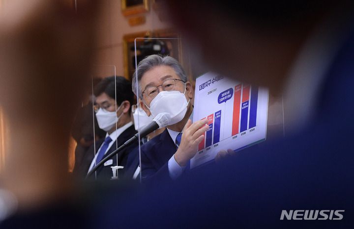 [수원=뉴시스] 국회사진기자단 = 더불어민주당 대선 후보인 이재명 경기지사가 18일 경기도청에서 열린 국회 행정안전위원회의 경기도에 대한 국정감사에서 의원 질의에 답변하고 있다. (공동취재사진) 2021.10.18. photo@newsis.com
