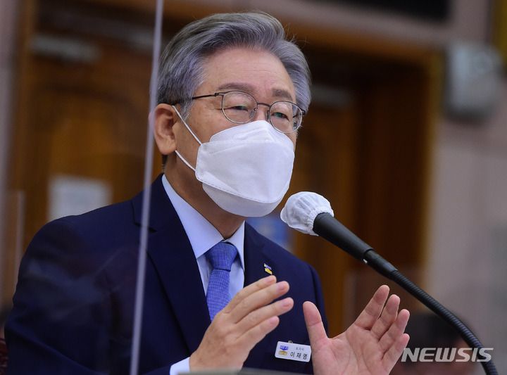 [수원=뉴시스] 국회사진기자단 = 더불어민주당 대선 후보인 이재명 경기지사가 18일 경기도청에서 열린 국회 행정안전위원회의 경기도에 대한 국정감사에서 의원 질의에 답변하고 있다. (공동취재사진) 2021.10.18. photo@newsis.com