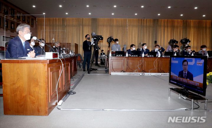 [수원=뉴시스] 경기사진공동취재단 = 더불어민주당 대선 후보인 이재명 경기도지사가 18일 경기도 수원시 경기도청에서 열린 국회 행정안전위원회의 경기도에 대한 국정감사에서 유동규 전 성남도시개발공사 기획본부장 관련 질의를 받고 있다. 2021.10.18.photo@newsis.com