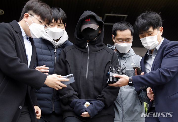 [서울=뉴시스] 고승민 기자 = 음주 측정 거부 및 경찰관 폭행 혐의 등으로 구속된 장제원 국민의힘 의원 아들 래퍼 장용준(예명 노엘)이 19일 서울 서초경찰서에서 검찰로 송치되고 있다. 장씨는 음주운전 등 혐의로 집행유예 중인 지난 9월18일 저녁 반포동에서 또 무면허 상태로 벤츠 차량을 몰다가 다른 차와 접촉사고를 냈다. 이후 현장에 출동해 음주 측정 및 신원 확인을 요구한 경찰관의 머리를 들이받은 혐의도 있다. 2021.10.19. kkssmm99@newsis.com