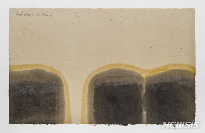 [서울=뉴시스]윤형근, 드로잉 1981, 한지에 오일. 52×83 cm.  PKM갤러리 제공. 2021.10.22. photo@newsis.com