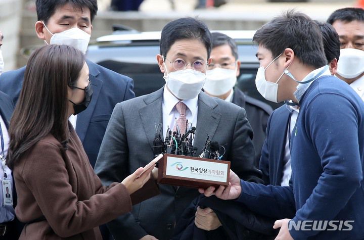 [서울=뉴시스] 김선웅 기자 = 고발사주 의혹을 받는 손준성 검사(전 대검찰청 수사정보정책관)가 지난달 26일 오전 서울 서초구 서울중앙지법에서 열린 구속 전 피의자심문(영장실질심사)에 출석하고 있다. 2021.10.26. mangusta@newsis.com