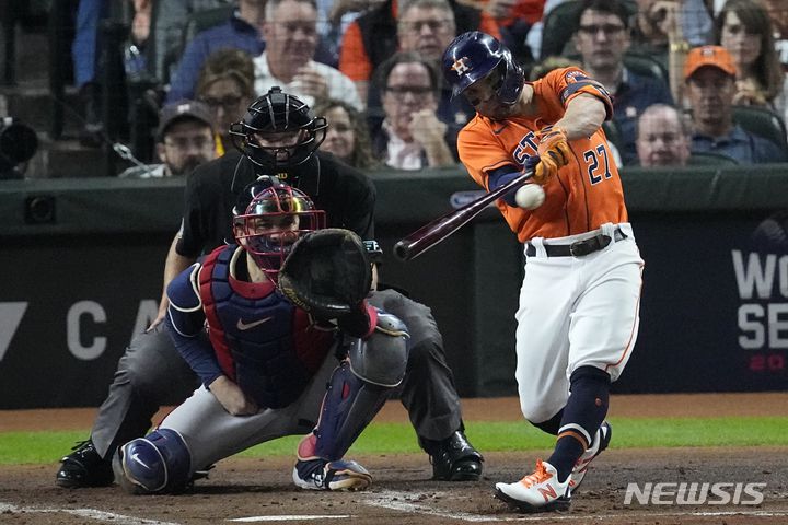 [휴스턴=AP/뉴시스] 휴스턴 애스트로스의 호세 알투베가 27일(현지시간) 미 텍사스주 휴스턴의 미닛메이드 파크에서 열린 애틀랜타 브레이브스와의 2021 메이저리그 월드시리즈(WS·7전4선승제) 2차전 1회 말 선두타자로 나와 2루타를 치고 있다. 휴스턴은 애틀랜타를 7-2로 꺾고 1승1패를 기록했다. 2021.10.28.