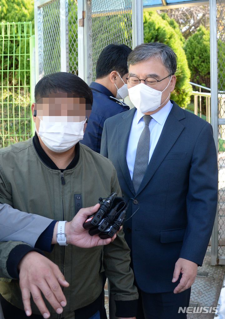 [전주=뉴시스] 김얼 기자 = 이스타항공 관련 횡령·배임 혐의로 전북 전주시 전주교도소에 수감된 이상직 의원이 28일 법원의 보석 허가로 석방해 교도소를 빠져나오고 있다. 2021.10.28. pmkeul@newsis.com