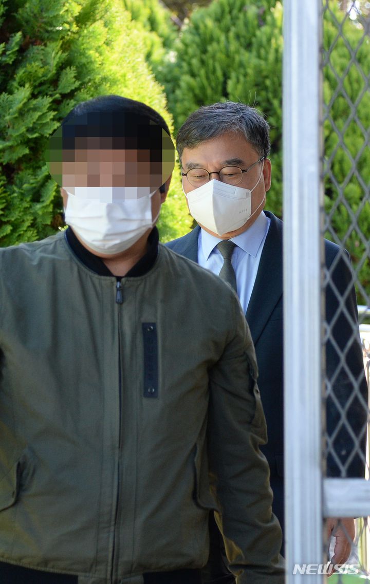 [전주=뉴시스] 김얼 기자 = 이스타항공 관련 횡령·배임 혐의로 전북 전주시 전주교도소에 수감된 이상직 의원이 28일 법원의 보석 허가로 석방해 교도소를 빠져나오고 있다. 2021.10.28. pmkeul@newsis.com