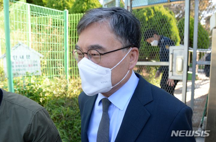 [전주=뉴시스] 김얼 기자 = 이스타항공 관련 횡령·배임 혐의로 전북 전주시 전주교도소에 수감된 이상직 의원이 28일 법원의 보석 허가로 석방해 교도소를 빠져나오고 있다. 2021.10.28. pmkeul@newsis.com