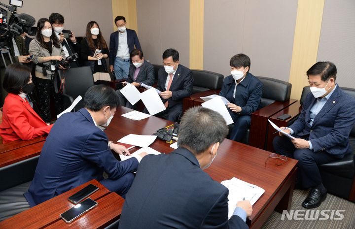 [울산=뉴시스] 배병수 기자 = 이준석 국민의힘 대표가 29일 오전 울산공항 VIP룸에서 공항관계자들과 간담회를 갖고 있다. 2021.10.29. bbs@newsis.com