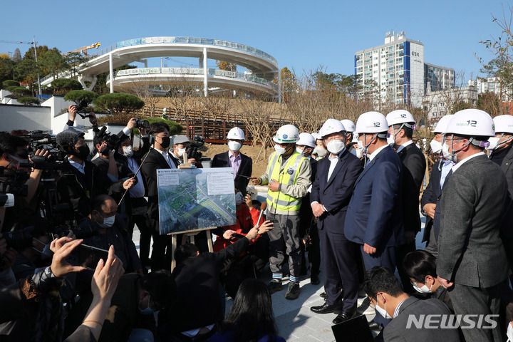 [성남=뉴시스] 국회사진기자단 = 이재명 더불어민주당 대선후보가 29일 경기 성남 수정구 신흥동 2457번지 성남 제1공단 근린공원 조성공사 현장 방문해 관계자의 설명을 듣고 있다. 2021.10.29. photo@newsis.com