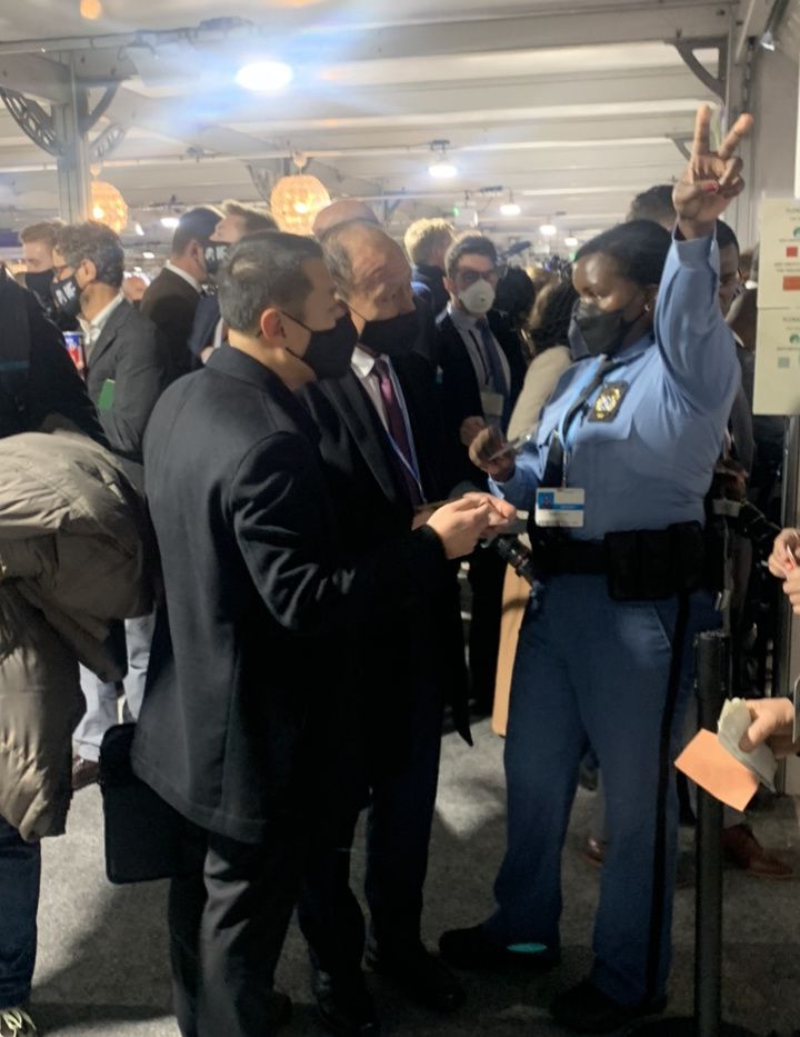 [글래스고(영국=뉴시스]이지예 특파원=최일 주영 북한대사(가운데)가 1일(현지시간) 스코틀랜드 글래스고 COP26 회의장에서 특별정상회의장에 입장하려다 경비원에 제지당하고 있다. 정상회의장에 들어가려면 사전에 제한적으로 배포한 입장권을 반드시 지참해야 한다. 2021.11.1. *재판매 및 DB 금지