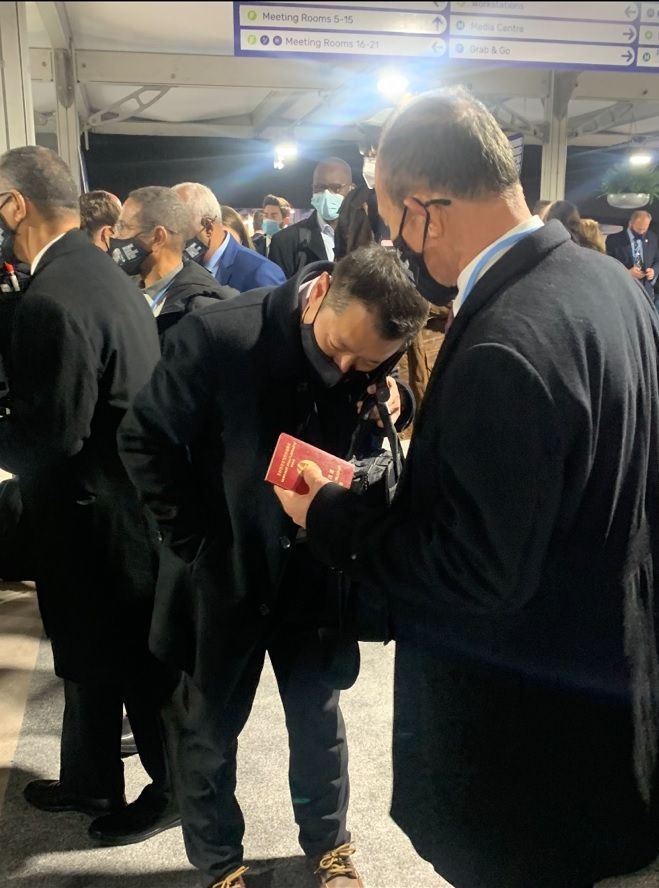 [글래스고(영국=뉴시스]이지예 특파원=최일 주영 북한대사(오른쪽)가 1일(현지시간) COP26 회의장에서 특별정상회의장에 입장하지 못했다. 수행원이 어딘가로 전화하는 사이 기다리고 있는 최 대사의 손에 북한 여권이 들려 있다. 2021.11.1. *재판매 및 DB 금지