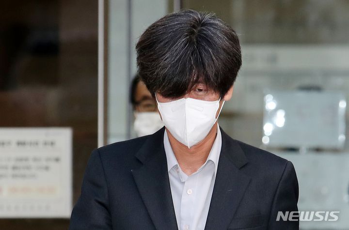 [서울=뉴시스] 조성우 기자 = 남욱 변호사가 지난해 11월3일 오후 서울 서초구 서울중앙지법에서 열린 구속 전 피의자 심문(영장실질심사)을 마친 뒤 나오고 있다. 2021.11.03. xconfind@newsis.com