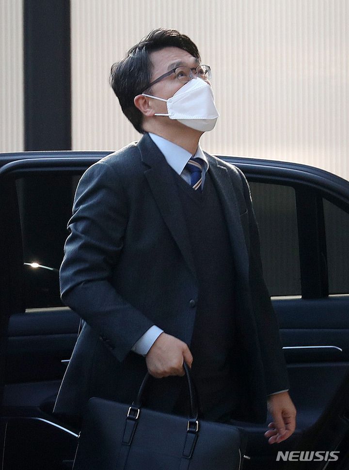 [과천=뉴시스] 추상철 기자 = 김진욱 고위공직자범죄수사처(공수처) 처장이 지난 4일 오전 경기 과천시 정부과천청사 내 공수처로 출근하며 하늘을 바라보고 있다. 2021.11.04. scchoo@newsis.com